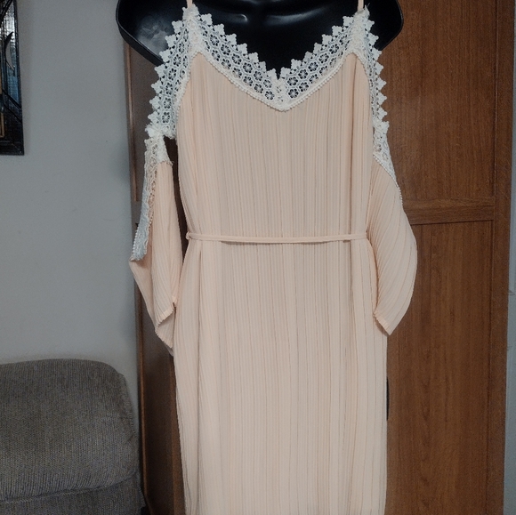 Romeo Juliet pleated Cold Shoulder Lace Trim Dress - Picture 9 of 13